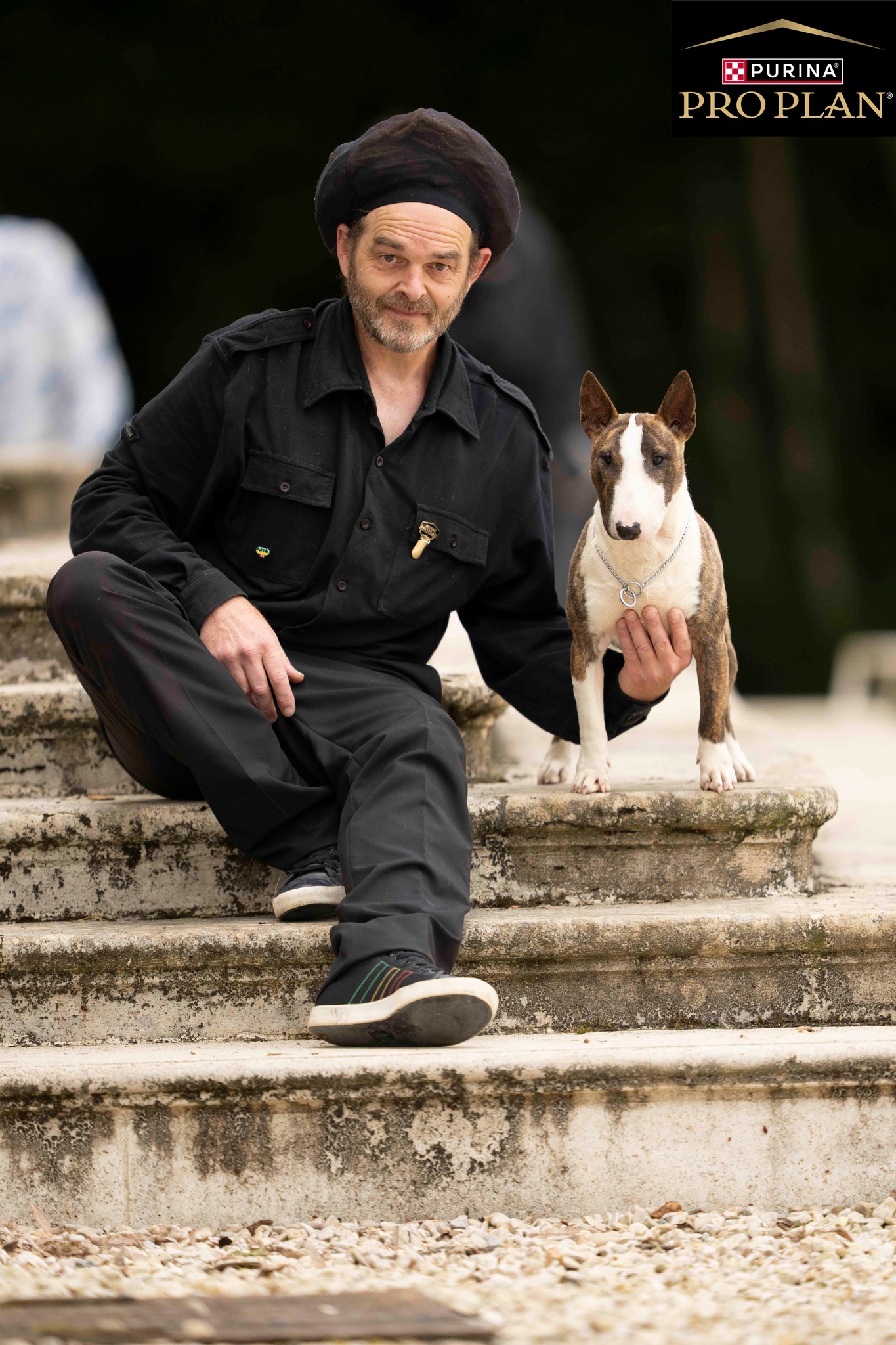 Ludovic Lubert, éleveur de Kingston-Corbières, présentant un de ses Bull Terriers